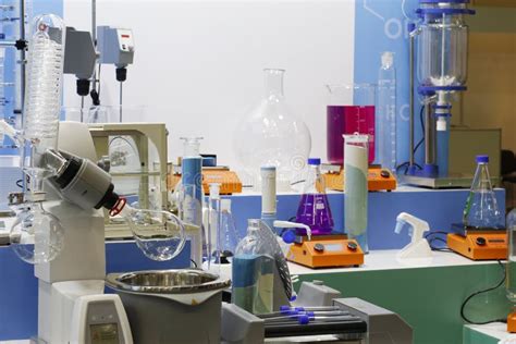 Immagine di un laboratorio chimico d'epoca