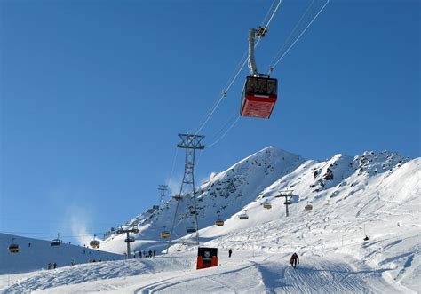 Foto della stazione a monte della funivia di St. Moritz con vista panoramica
