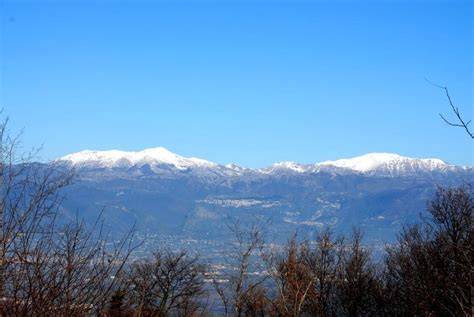 Panorama invernale delle montagne circostanti il Monte Croce Domini