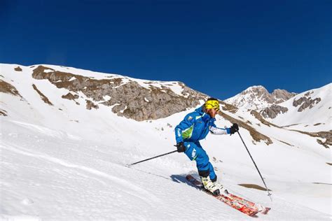 sciatore freeride in azione sul Gran Sasso