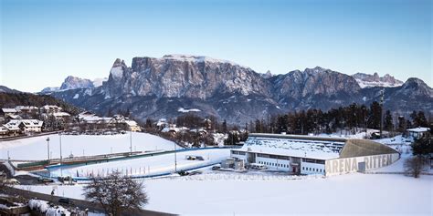 Panorama montano con la Ritten Arena in primo piano