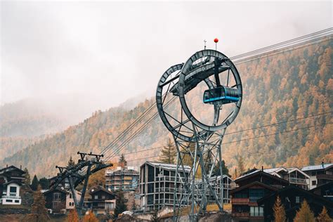 Dettaglio del pilone a forma di lente d'ingrandimento della funivia Zermatt-Furi