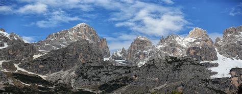 Vista panoramica di Madonna di Campiglio con le Dolomiti di Brenta sullo sfondo