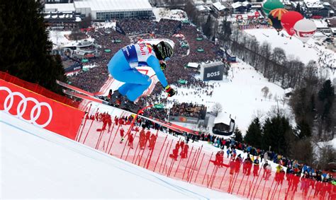 Giovanni Franzoni esulta dopo la vittoria sulla Streif di Kitzbühel