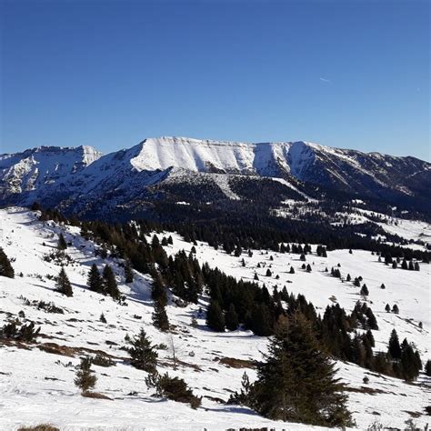 Panoramica della Val Formica con montagne innevate e piste da sci