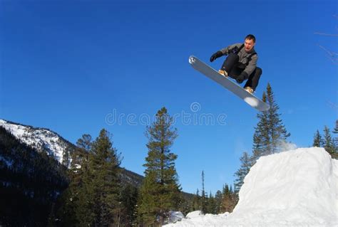 Snowboarder che esegue un salto con trick