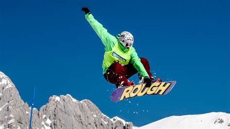 Snowboarder che esegue un Grab Indy