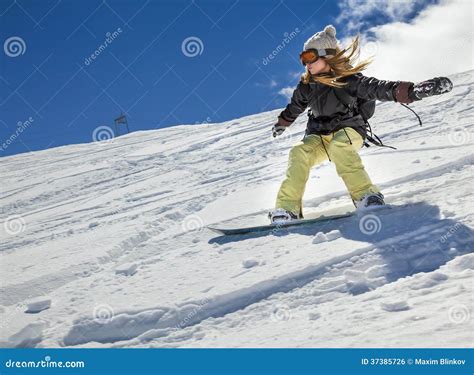 Snowboarder che si prepara per un salto