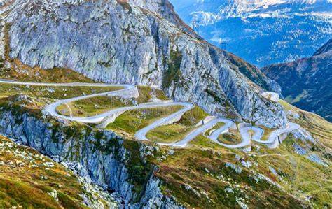 Panorama montano delle Alpi Cuneesi con una strada tortuosa