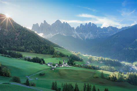 Vista panoramica di San Giacomo di Roburent con le montagne circostanti