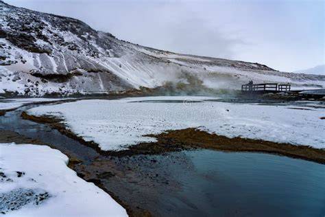 Paesaggio invernale islandese con sciatori di fondo durante la Fossavatnsgangan