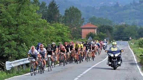 Ciclisti in azione durante la classica Milano-Sanremo