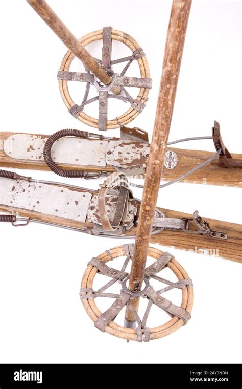 Illustrazione di antichi sci in legno