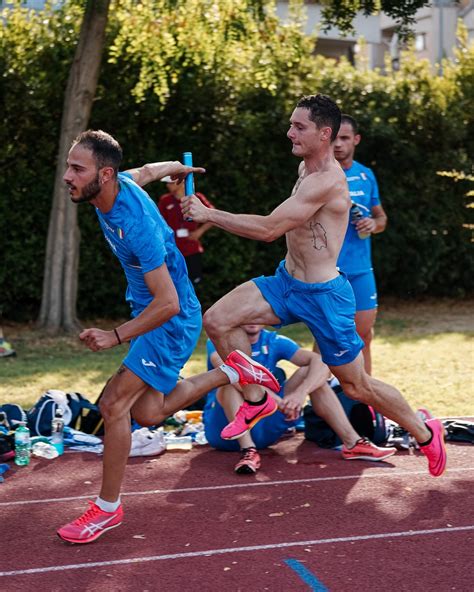Giovani atleti si riscaldano prima della partenza al G.P. di sci