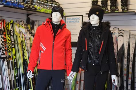 Bambini con abbigliamento da sci completo e casco