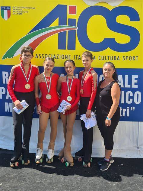 Foto di Mira Ginevra con le sue medaglie ai Campionati Regionali di Pattinaggio Corsa