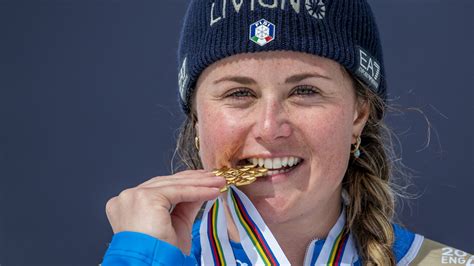 Michela Moioli festeggia la medaglia d'oro olimpica