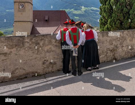 Persone vestite in abiti tradizionali tirolesi che festeggiano all'Oktoberfest sul ghiacciaio