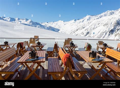 Vista panoramica dalle montagne innevate con un ristorante in primo piano
