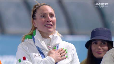Manuela Di Centa sul podio con una medaglia d'oro