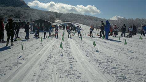 Sciatori che praticano sci di fondo su un anello innevato a Prato Gentile, Capracotta