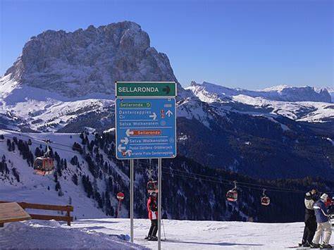 Cartello al Passo Gardena che indica i percorsi del Sellaronda