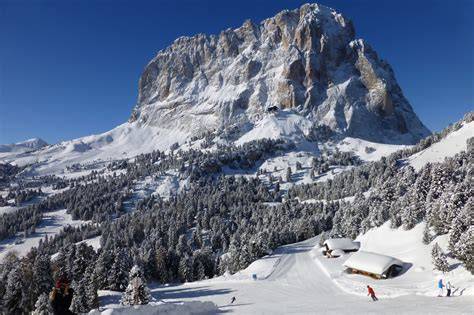 Panoramica mozzafiato del massiccio del Sella con piste da sci e impianti di risalita
