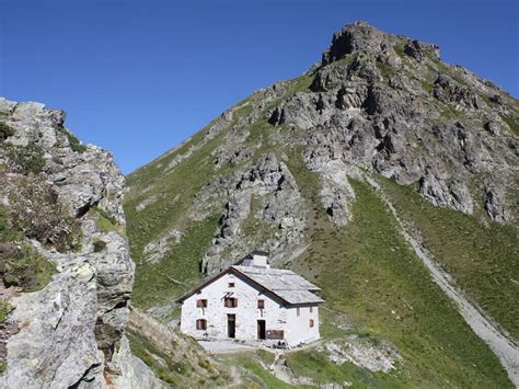 Interno del Rifugio Ospizio Sottile con sala da pranzo e camino
