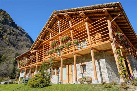 Architettura tipica Walser con case in pietra e legno e tetti in piode