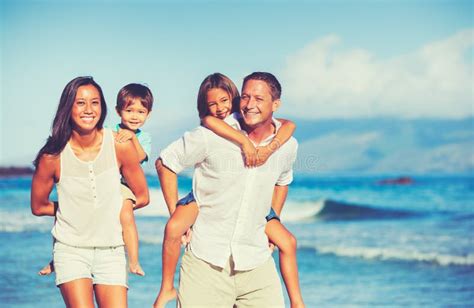 Famiglia che si diverte in un'area giochi all'aperto del Monte Costa