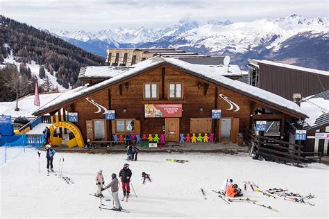 Panoramica della Scuola di Sci di Pila con le sue strutture.