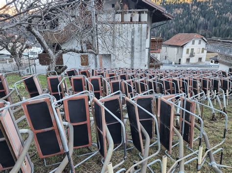 Immagine dei seggiolini della seggiovia Frassenè-Malga Losch in vendita