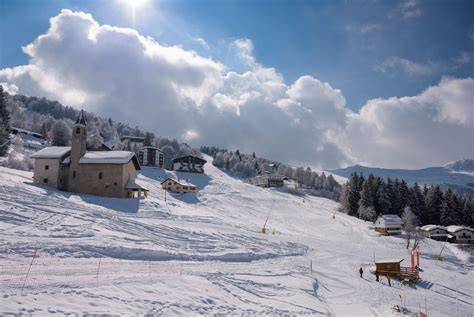 Vista panoramica dell'Alpe di Mera con le piste da sci e gli impianti di risalita
