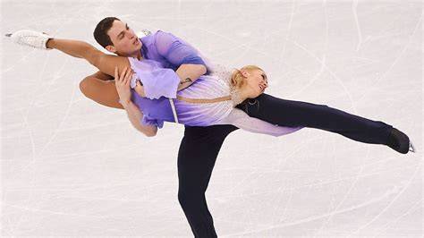Foto di Aliona Savchenko e Bruno Massot che celebrano la medaglia d'oro olimpica nel pattinaggio di figura.