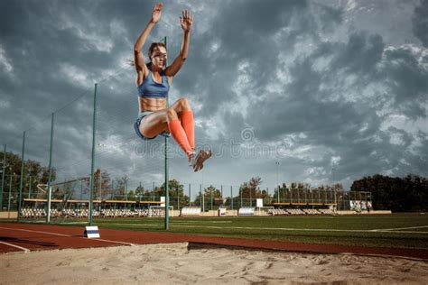 Foto di Akiko Suzuki durante una competizione, mentre esegue un salto.