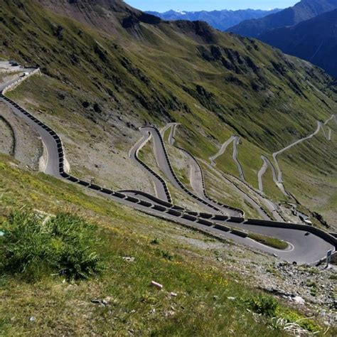 Panoramica dei tornanti della strada dello Stelvio con le montagne sullo sfondo.