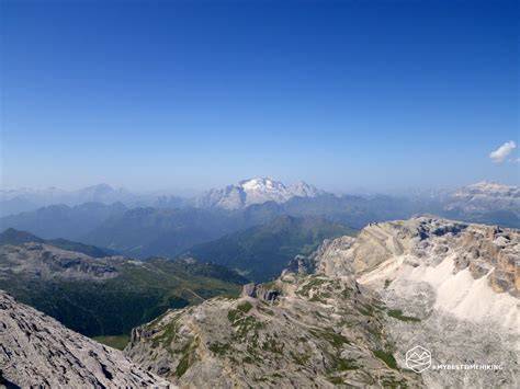 Vista panoramica dalla cima della Tofana con il rifugio e le montagne circostanti
