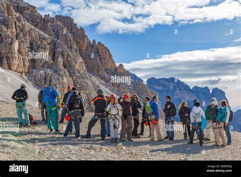 Immagine di un gruppo di escursionisti su una via ferrata con sfondo dolomitico
