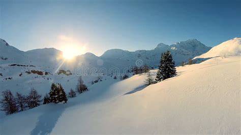 Panoramica innevata delle montagne abruzzesi in inverno