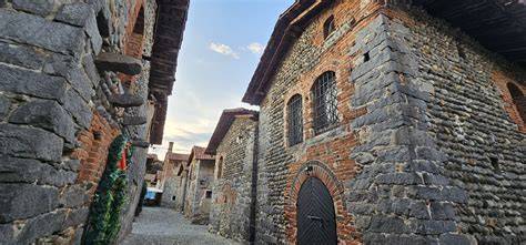 Veduta del borgo medievale di Rocca di Mezzo con le sue case in pietra e vicoli