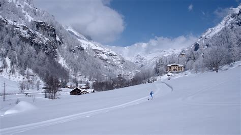 sciatori su una pista panoramica a Gressoney Stafal con le montagne innevate sullo sfondo
