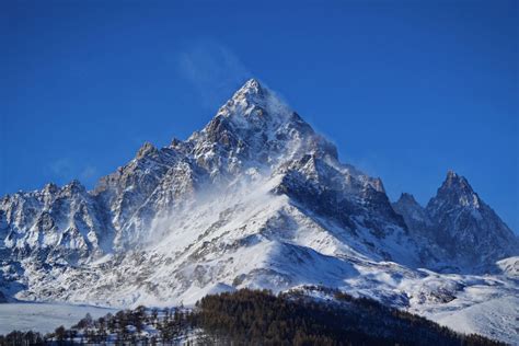 Vista del Pan di Zucchero con il Monviso sullo sfondo.