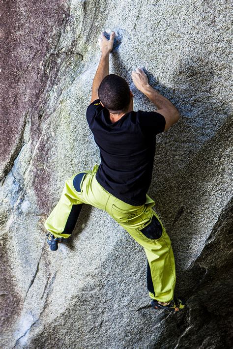 Blocco di roccia con segni di magnesite per il boulder.