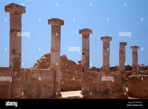 Mongolfiera che sorvola antiche rovine greche sotto un cielo limpido.