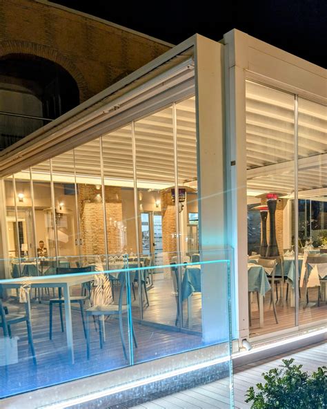 Vista esterna del ristorante Biathlon Inn Inn Catering con l'arena sportiva sullo sfondo