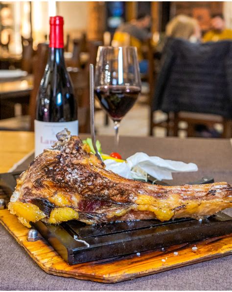Primo piano di una fiorentina succulenta preparata alla griglia