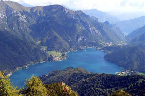 Panorama a 360 gradi dalla vetta di Cima Pari con vista sul Lago di Ledro e le montagne circostanti