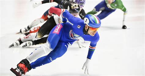 Foto d'archivio di atleti di speed skating in azione