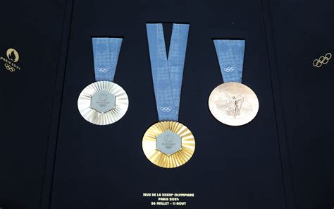 Podio di Ramon Zenhäusern con medaglie olimpiche