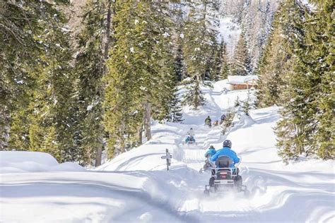 Panorama invernale di Sappada con motoslitte